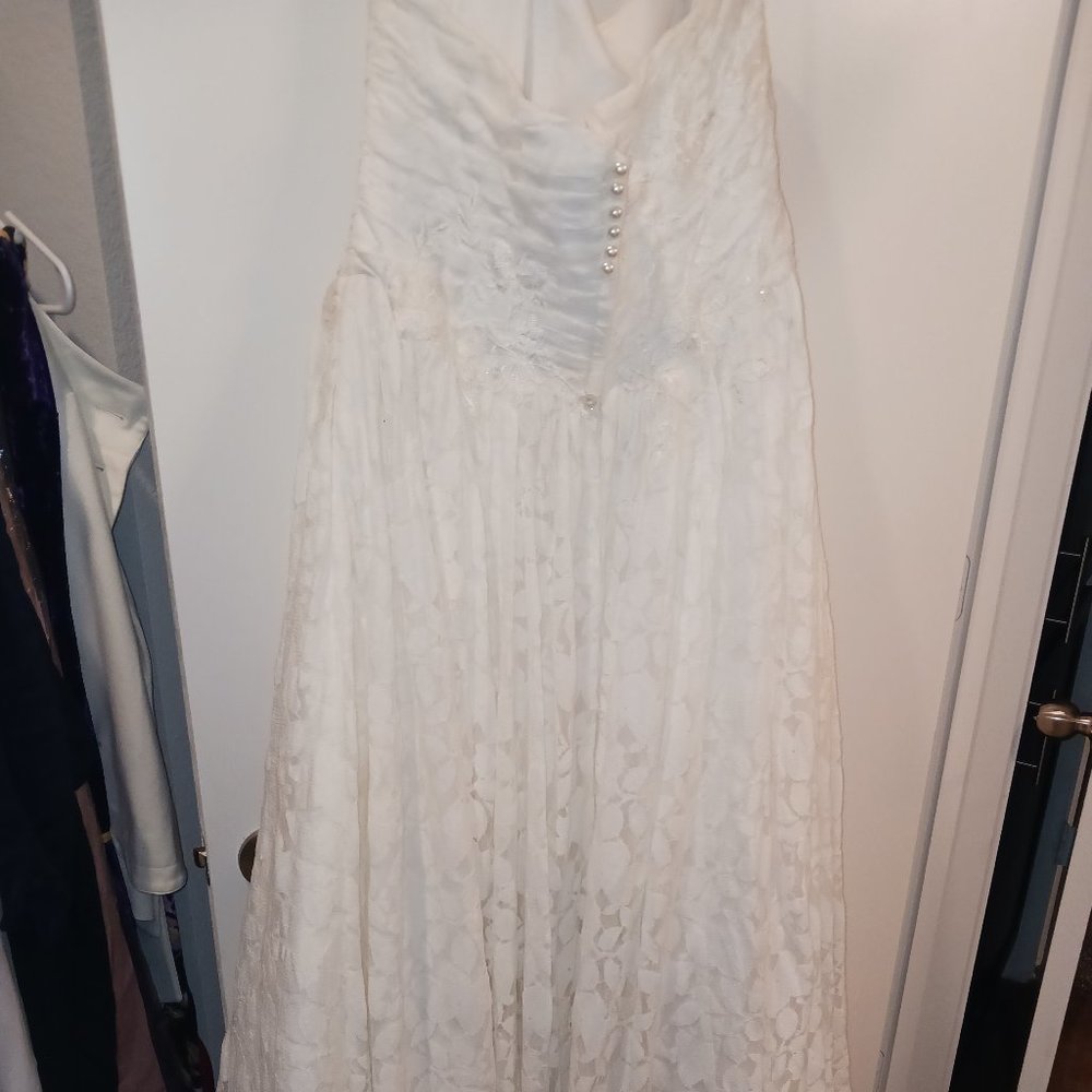 Wedding Dress - Picture 8 of 17